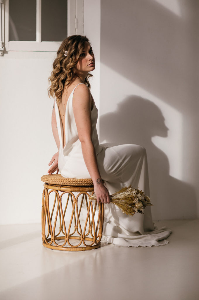 coiffure moderne et glam par Eglantine Reigniez avec robe blanche moderne Blanc Creme