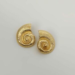 boucle d'oreille en forme de coquillage en metal doré