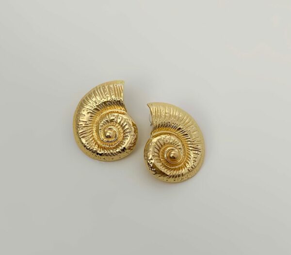 boucle d'oreille en forme de coquillage en metal doré