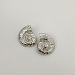 boucle d'oreille en forme de coquillage en metal argenté