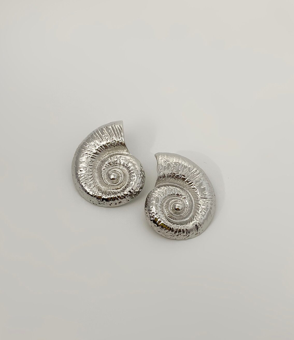boucle d'oreille en forme de coquillage en metal argenté