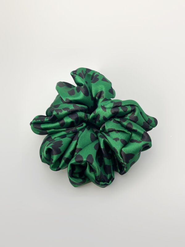 scrunchie en satin vert leopard by dream hair jaguar shoes